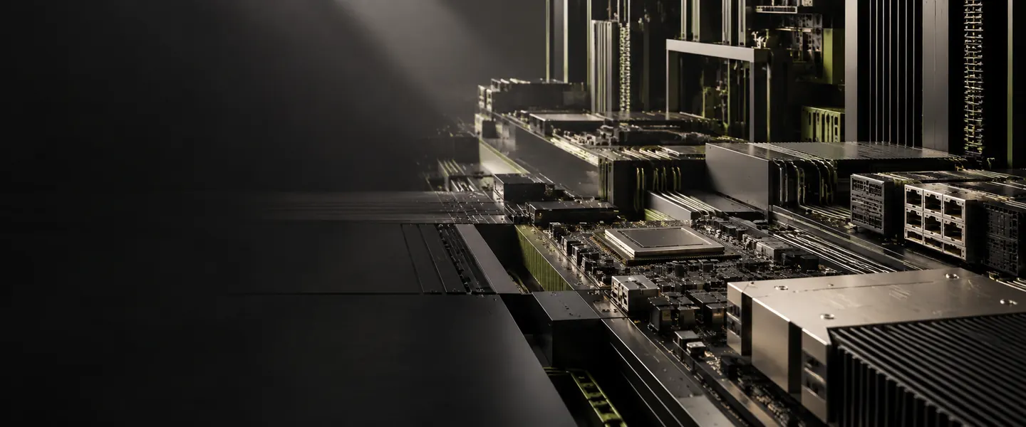 Placa de hardware empresarial en macro: procesador, módulos de memoria y disipadores de aluminio sobre una superficie oscura